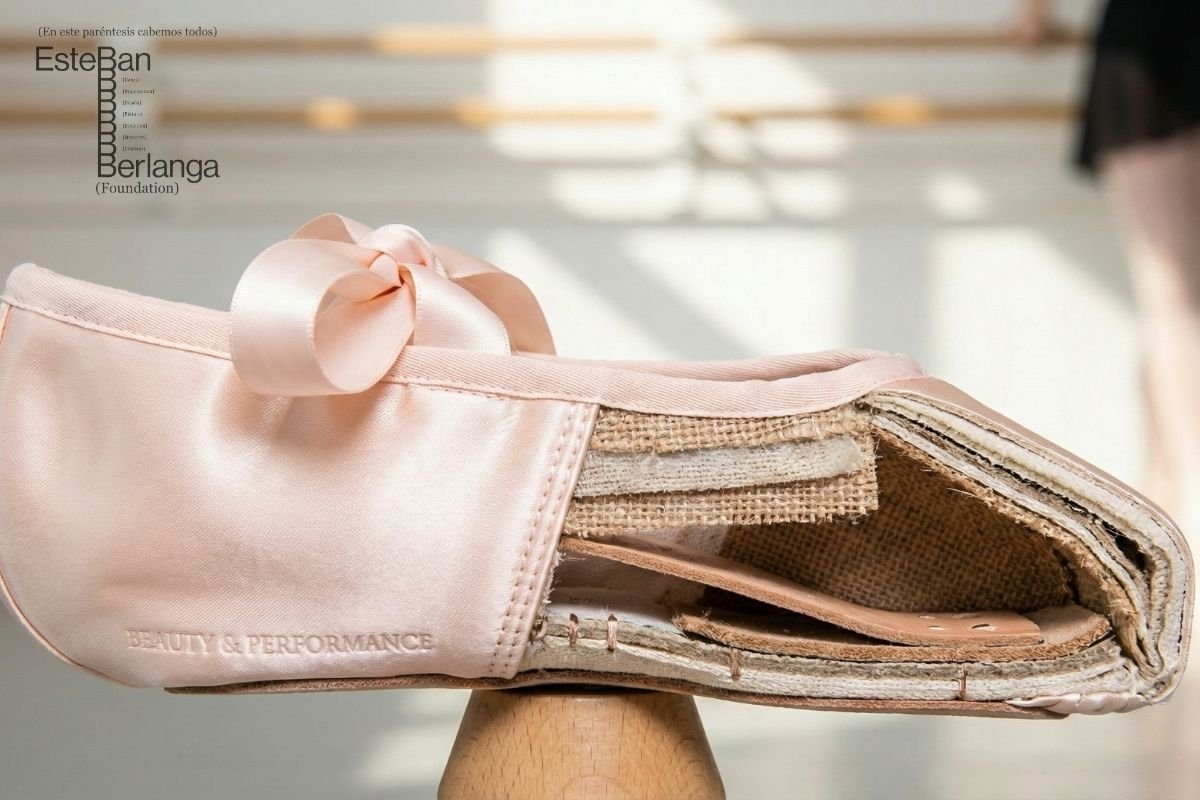 Detalle del interior de una zapatilla de punta de la Fundación Esteban Berlanga
