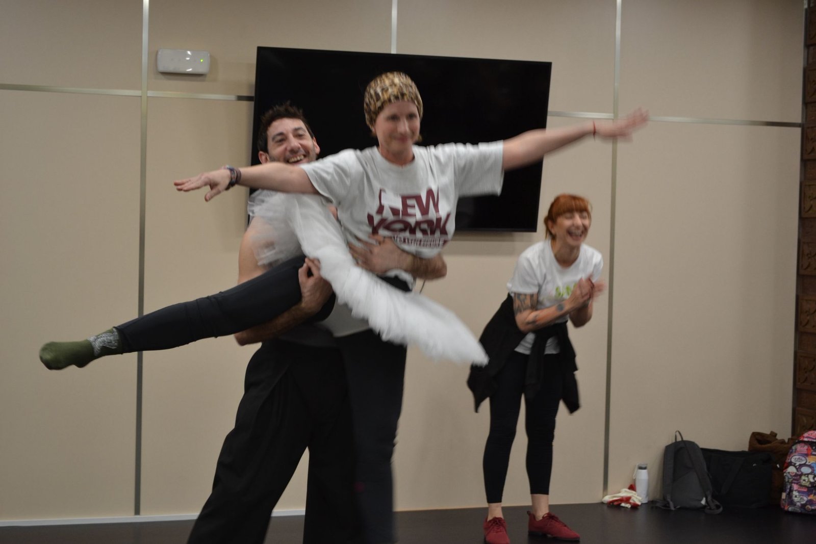 [Imagen de Esteban Berlanga bailando y riendo con las mujeres de SAMPO]